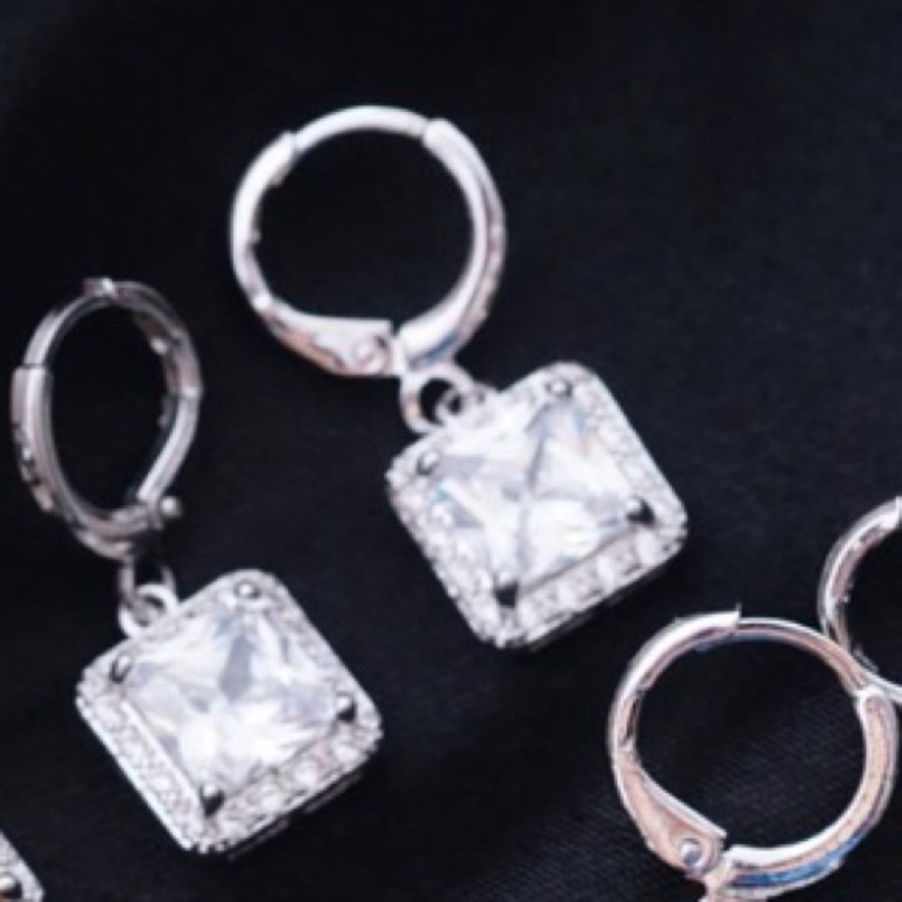NEW๐๐GORGEOUS! CZ EARRINGS!๐๐SILVER TONE ALLOY - Picture 2 of 8